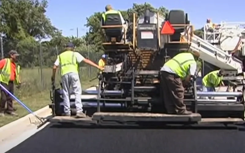 installing-new-permeable-asphalt-with-our-leeboy-model-1000G-track-paver